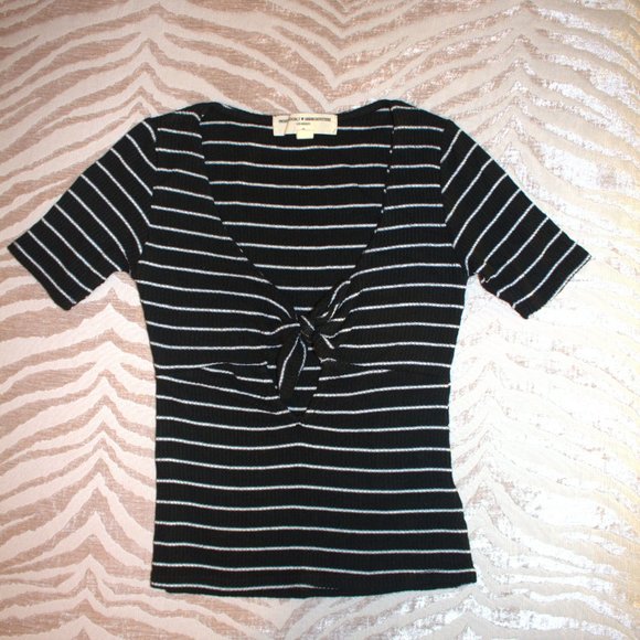 Bundle ✨2/$15 Crop Top | Low Cut V-Neck Crop Top - Picture 1 of 5